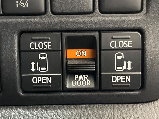 TOYOTA VOXY HYBRID 2017 Image 31