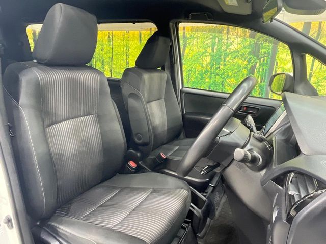 TOYOTA VOXY HYBRID 2017 Image 31