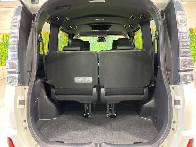 TOYOTA VOXY HYBRID 2017 Image 31