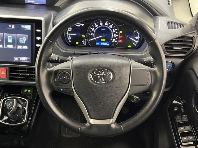 TOYOTA VOXY HYBRID 2017 Image 31