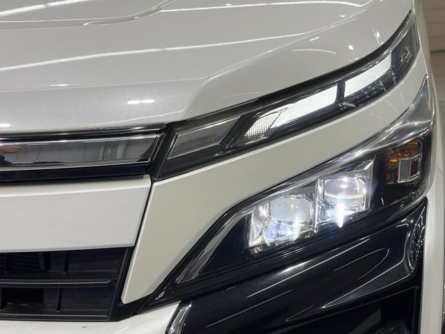 TOYOTA VOXY HYBRID 2017 Image 31