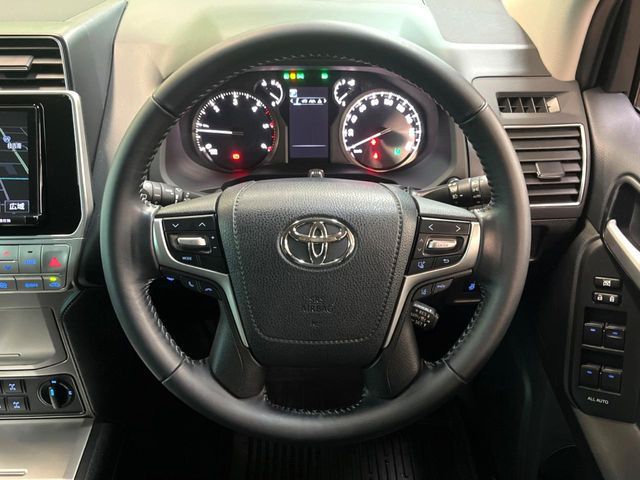 TOYOTA LANDCRUISER PRADO 2017 Image 31