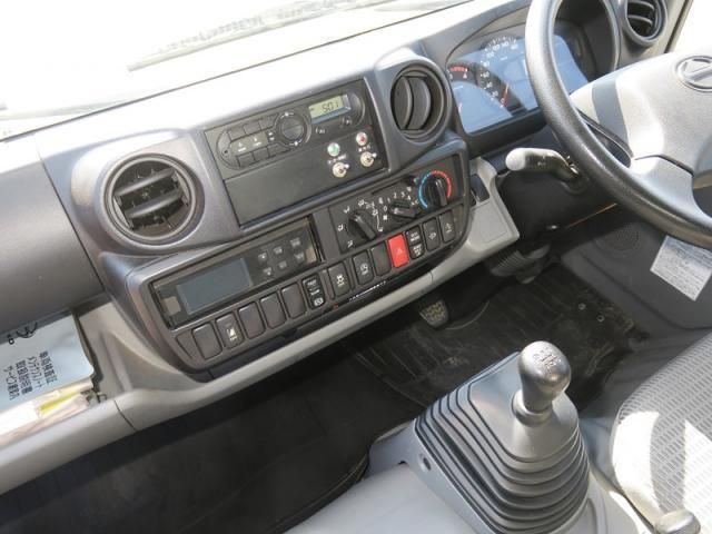 HINO DUTRO 2017 Image 31