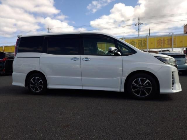 TOYOTA NOAH 2017 Image 31