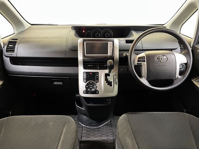 TOYOTA VOXY 2011 Image 31