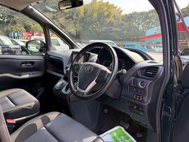 TOYOTA VOXY 2015 Image 31