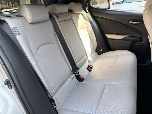 TOYOTA LEXUS UX250H 2019 Image 31
