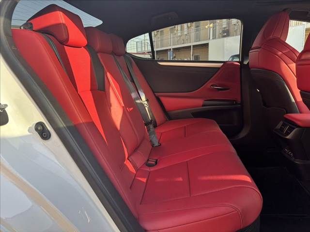 TOYOTA LEXUS ES300H 2019 Image 31