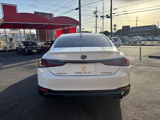 TOYOTA LEXUS ES300H 2019 Image 31