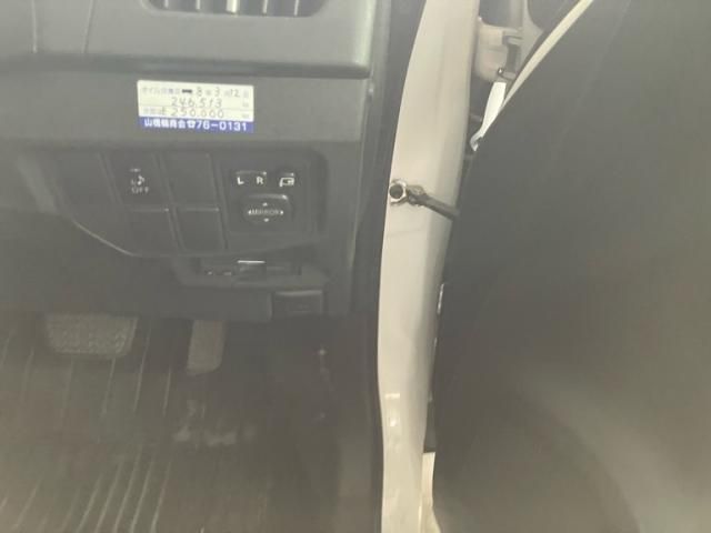 TOYOTA PRIUS 2013 Image 31