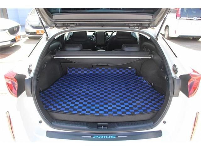 TOYOTA PRIUS PHV 2017 Image 31