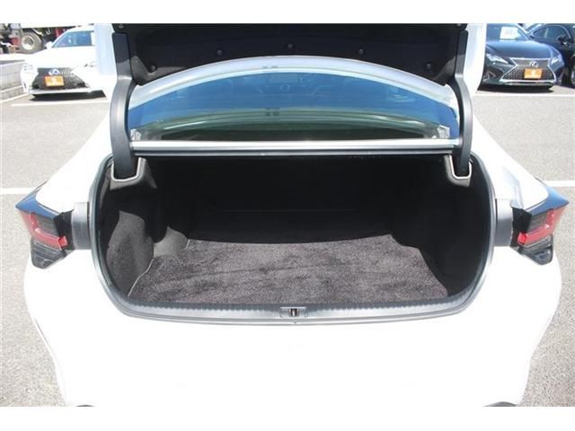 TOYOTA LEXUS RC300H 2018 Image 31