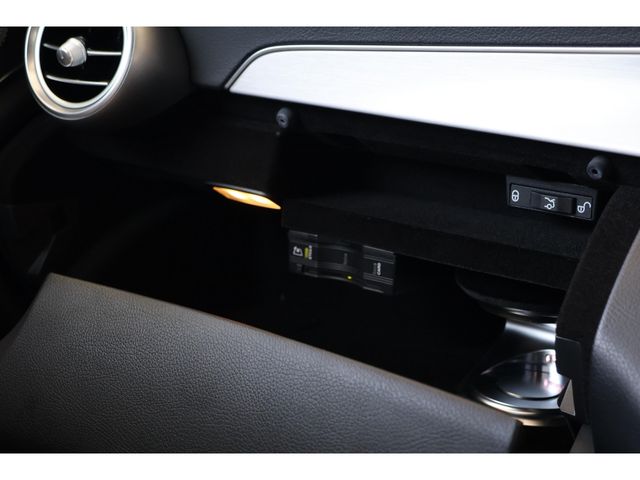 MERCEDES BENZ MERCEDES AMG C CLASS 2018 Image 31