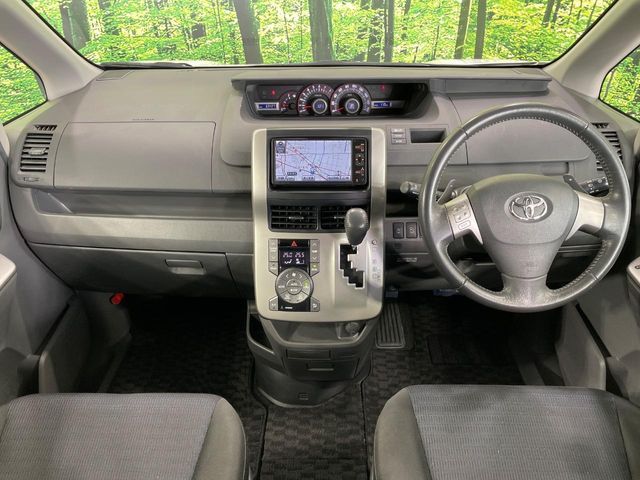 TOYOTA VOXY 2010 Image 31