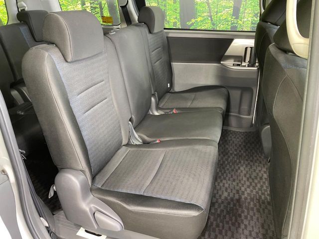 TOYOTA VOXY 2010 Image 31