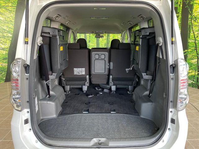 TOYOTA VOXY 2010 Image 31