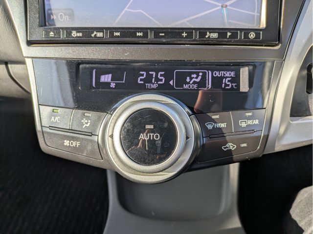 TOYOTA PRIUS ALPHA 2013 Image 31