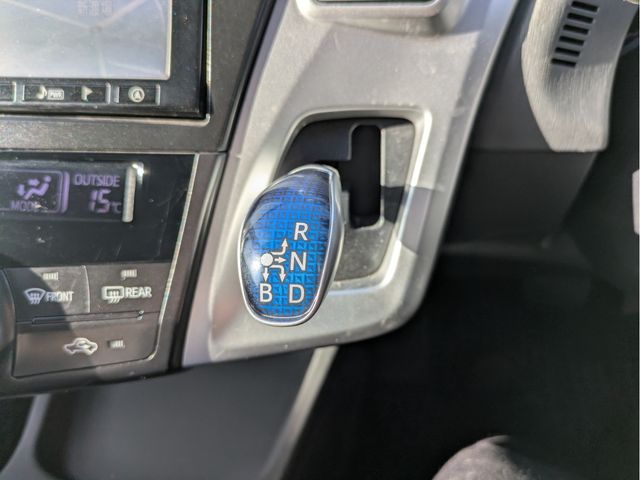 TOYOTA PRIUS ALPHA 2013 Image 31