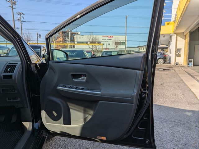 TOYOTA PRIUS ALPHA 2013 Image 31