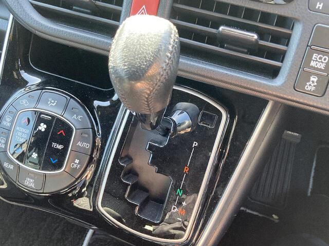 TOYOTA VOXY 4WD 2018 Image 31