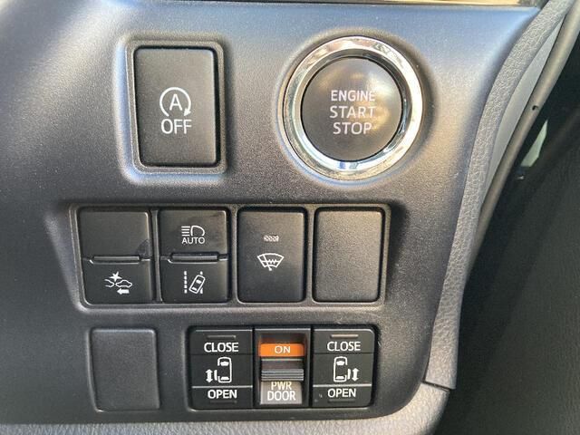 TOYOTA VOXY 4WD 2018 Image 31