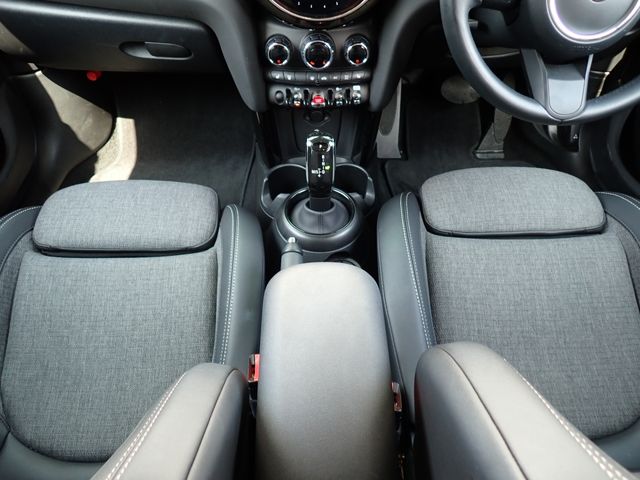 BMW MINI COOPER D 5DOOR 2023 Image 31