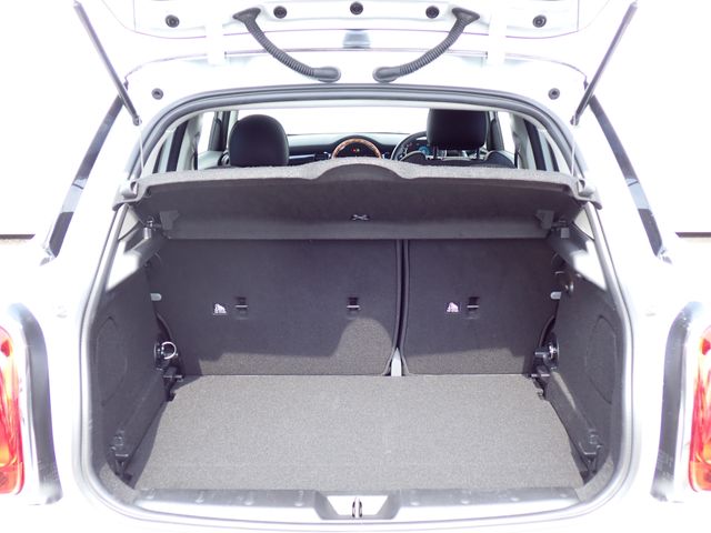 BMW MINI COOPER D 5DOOR 2023 Image 31