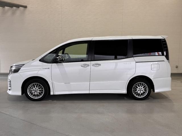 TOYOTA VOXY HYBRID 2017 Image 31