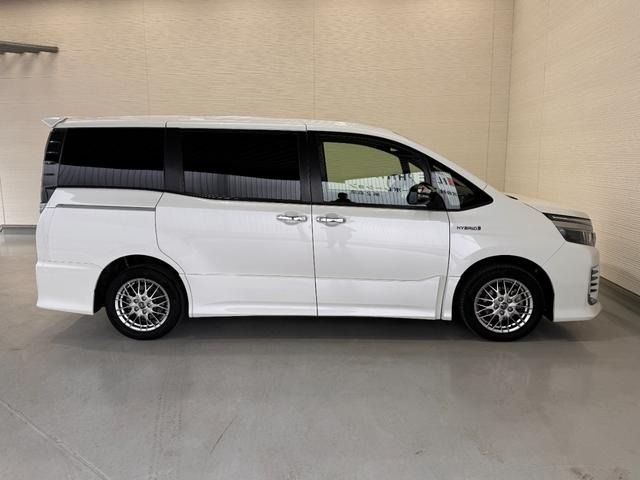 TOYOTA VOXY HYBRID 2017 Image 31