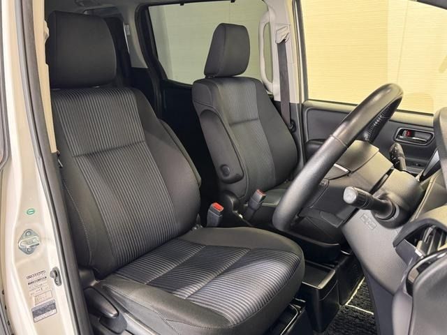 TOYOTA VOXY HYBRID 2017 Image 31