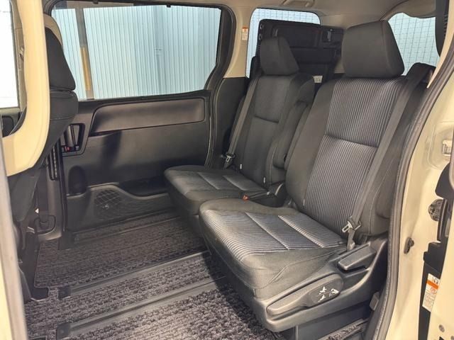 TOYOTA VOXY HYBRID 2017 Image 31