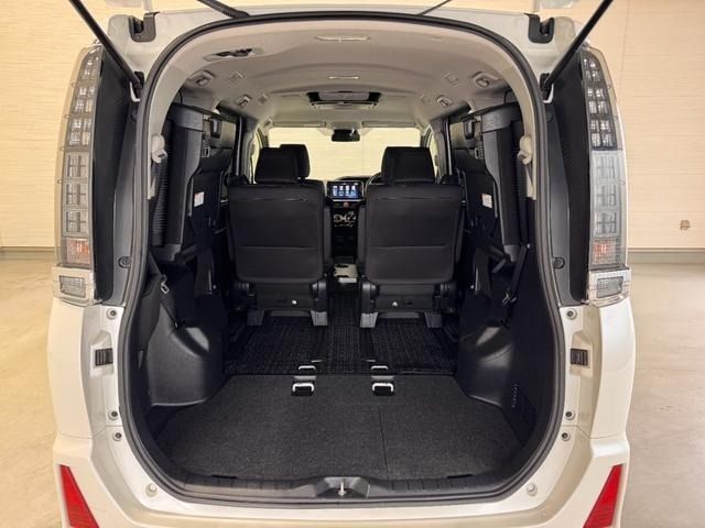 TOYOTA VOXY HYBRID 2017 Image 31