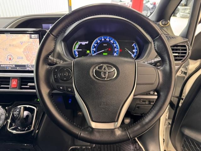 TOYOTA VOXY HYBRID 2017 Image 31