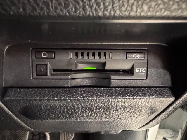 TOYOTA VOXY HYBRID 2017 Image 31