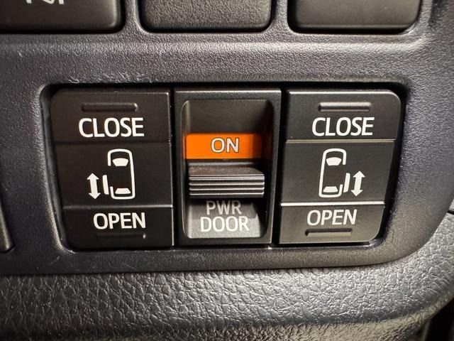 TOYOTA VOXY HYBRID 2017 Image 31