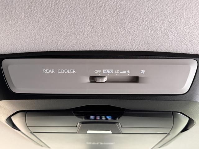 TOYOTA VOXY HYBRID 2017 Image 31