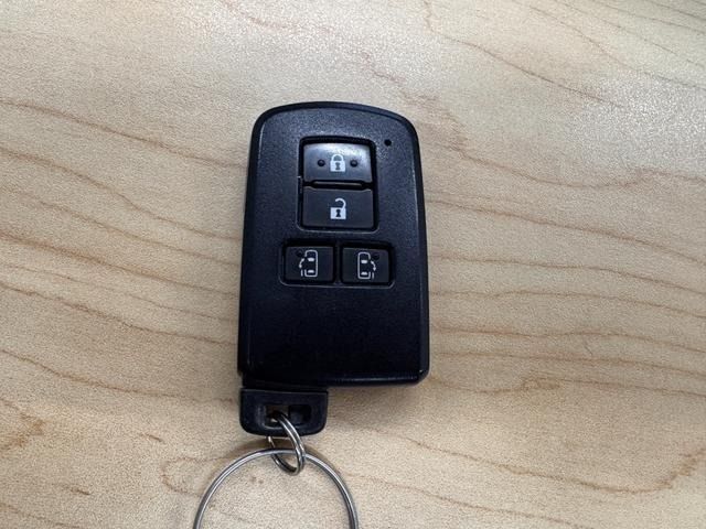 TOYOTA VOXY HYBRID 2017 Image 31