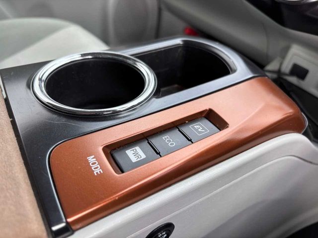 TOYOTA PRIUS ALPHA 2012 Image 31