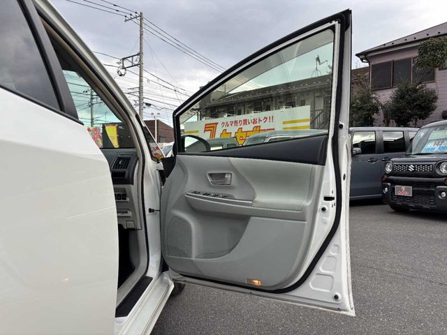 TOYOTA PRIUS ALPHA 2012 Image 31