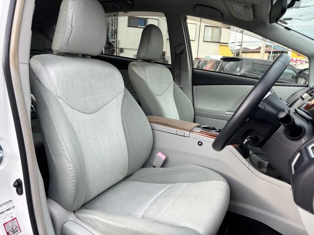 TOYOTA PRIUS ALPHA 2012 Image 31