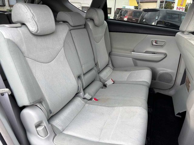 TOYOTA PRIUS ALPHA 2012 Image 31