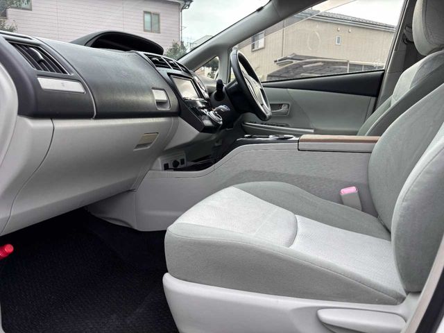 TOYOTA PRIUS ALPHA 2012 Image 31