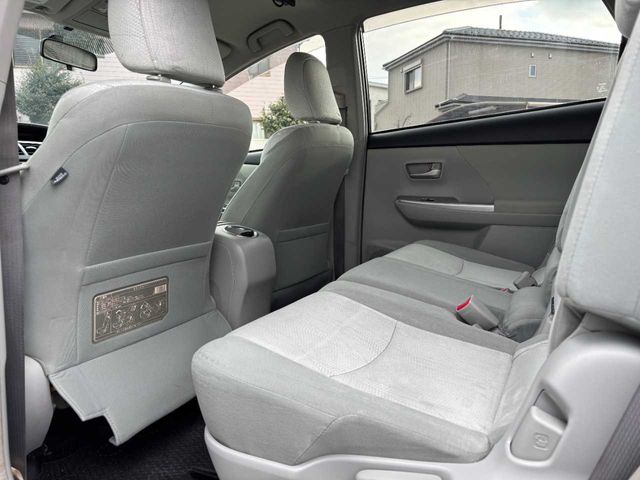 TOYOTA PRIUS ALPHA 2012 Image 31