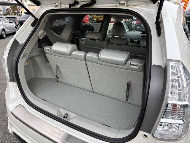 TOYOTA PRIUS ALPHA 2012 Image 31