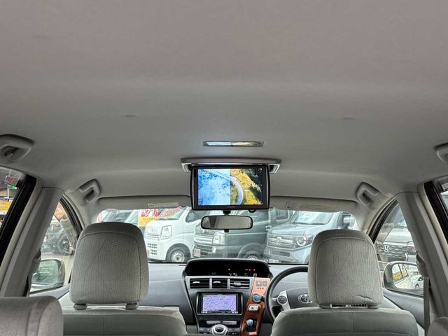 TOYOTA PRIUS ALPHA 2012 Image 31