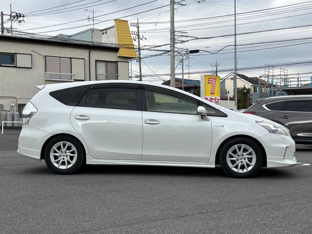 TOYOTA PRIUS ALPHA 2012 Image 31