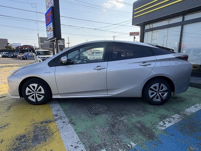 TOYOTA PRIUS 2017 Image 31