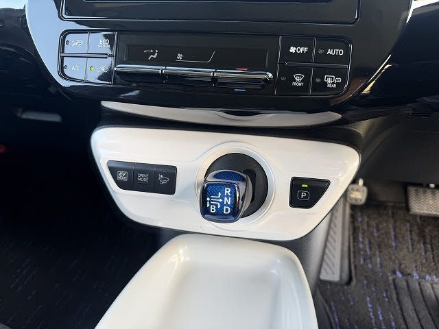 TOYOTA PRIUS 2017 Image 31