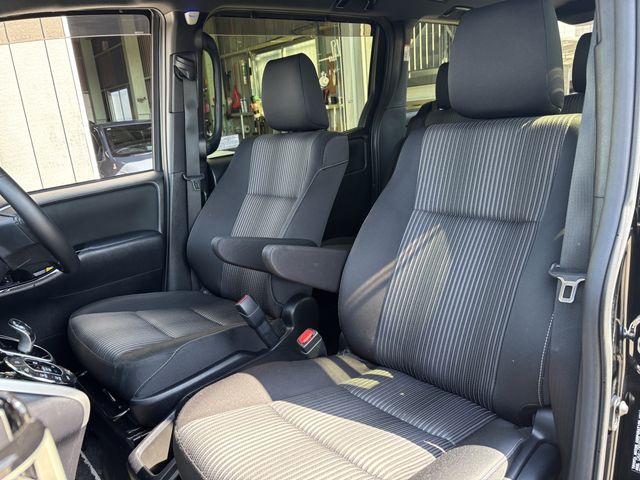 TOYOTA VOXY HYBRID 2018 Image 31