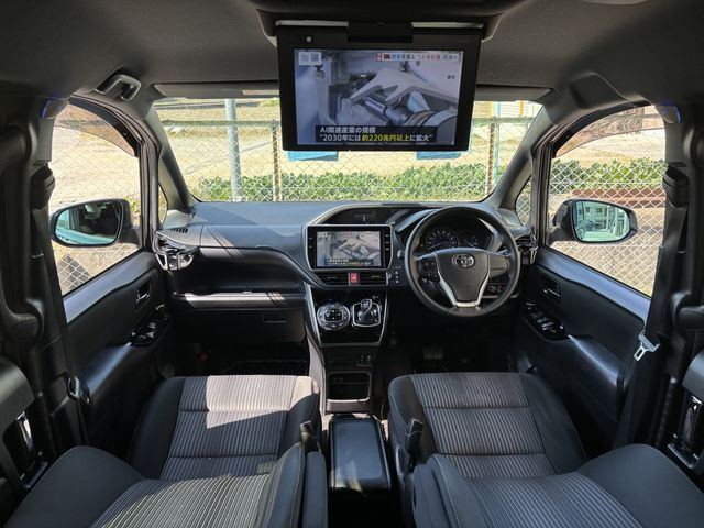 TOYOTA VOXY HYBRID 2018 Image 31